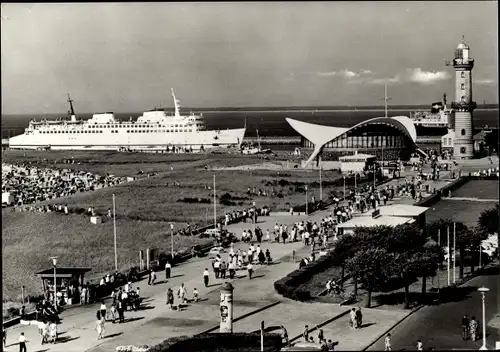 Ak Ostseebad Warnemünde Rostock, Fährschiff der DR Warnemünde, Mole, Leuchtturm, Teepott