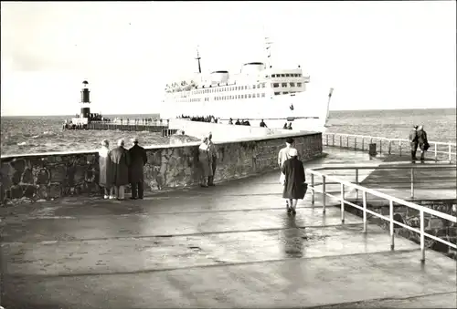 Ak Ostseebad Warnemünde Rostock, Fährschiff Warnemünde an der Mole