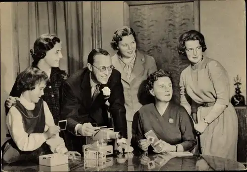 Ak Prinz Bernhard, Königin Juliana, Töchter, Diaprojektor