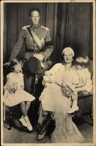 Foto Ak Königin Astrid mit König Leopold III. von Belgien, Kinder