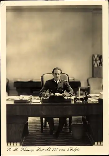 Ak König Leopold III von Belgien in Uniform am Schreibtisch, Portrait