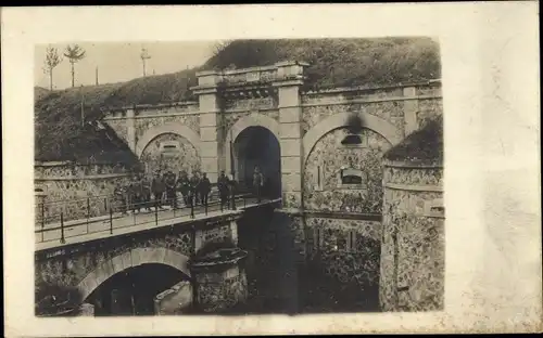 Ak Brimont-Marne, Soldaten auf Brücke vor Befestigung