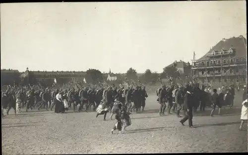 Foto Ak Pirna an der Elbe, Deutsche Soldaten in Uniformen beim Ausmarsch ins Feld, I WK
