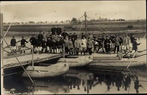 Foto Ak Pirna an der Elbe, Deutsche Soldaten in Uniformen auf einer Ponton Fähre, I WK