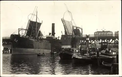 Foto Ak Gdańsk Danzig, Dampfer fährt durch geöffnete Klappbrücke