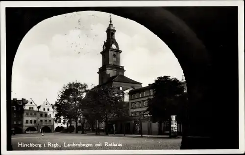 Ak Jelenia Góra Hirschberg Riesengebirge Schlesien, Laubenbogen mit Rathaus