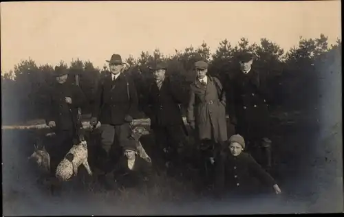 Foto Ak Soltau Lüneburger Heide Niedersachsen, Männer auf der Jagd, Hunde, 1927