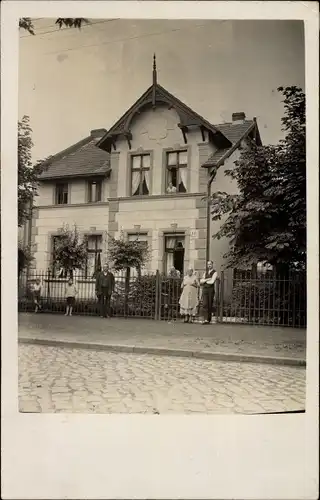 Foto Ak Oranienburg in Brandenburg, Familie vor einem Wohnhaus