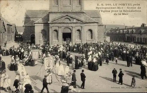 Ak Le Portel Pas de Calais, Sortie de l'Eglise pour la Benediction de la Mer