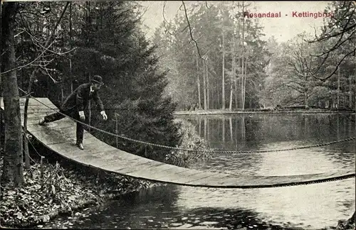 Ak Rosendaal Rozendaal Gelderland Niederlande, Kettingbrug, Mann auf Hängebrücke