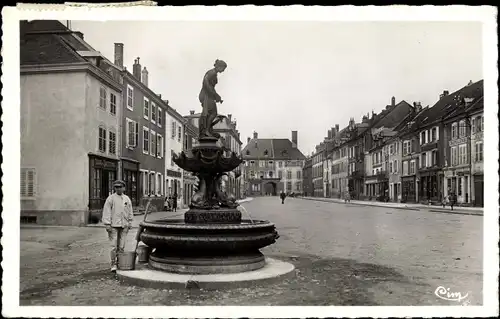 Ak Senones Sens Lorraine Vogesen, Brunnen und Place Dom Calmet