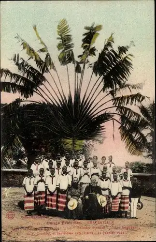 Ak Brazzaville Französisch Kongo, P. Carrlou et les eleves catechistes, 12 Janvier 1921