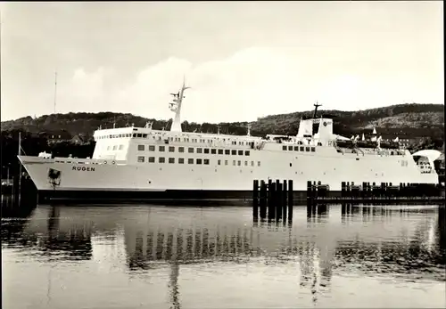 Ak Sassnitz auf Rügen, Eisenbahn-Fährschiff Rügen im Hafen