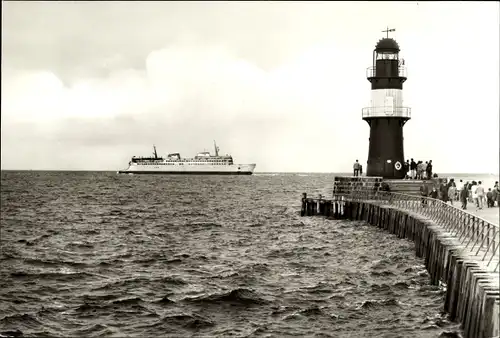 Ak Ostseebad Warnemünde Rostock, Fährschiff Warnemünde an der Molenspitze