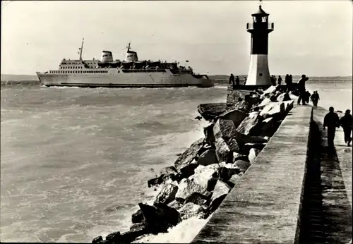 Ak Ostseestadt Sassnitz auf Rügen, Eisenbahnfährschiff MS Sassnitz am Molenkopf