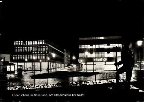 Ak Lüdenscheid im Märkischen Kreis, Am Straßenstern bei Nacht, Kaufhof, Nachtbeleuchtung