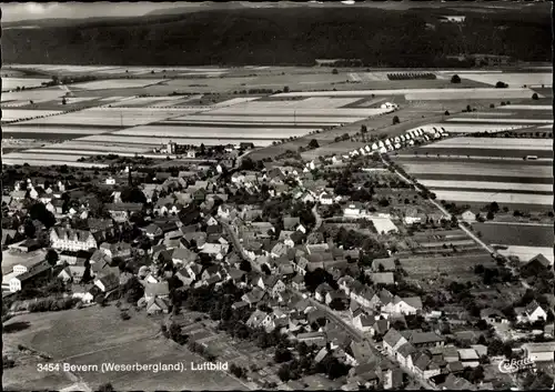 Ak Bevern Weserbergland, Blick auf den Ort, Fliegeraufnahme