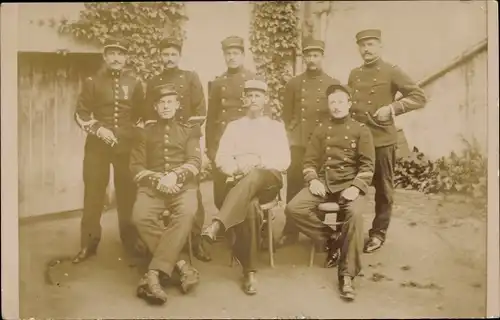 Foto Ak Paris I Louvre, Gruppenfoto Männer in Uniformen, 1913