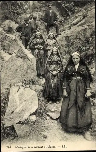 Ak Scenes et Types des Pyrenees, Montagnards se rendant à l'Eglise