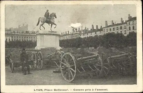 Ak Lyon Rhône, Place Bellecour, Dem Feind abgenommene Kanonen