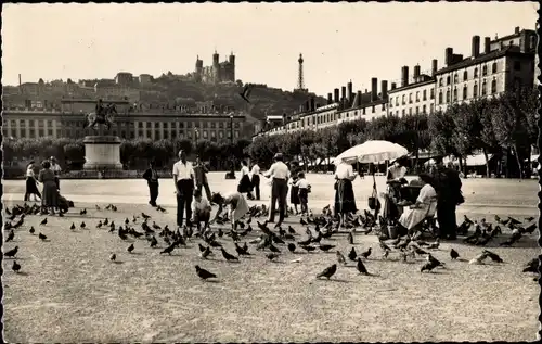 Ak Lyon Rhône, Die Tauben vom Place Bellecour und der Hügel von Fournière