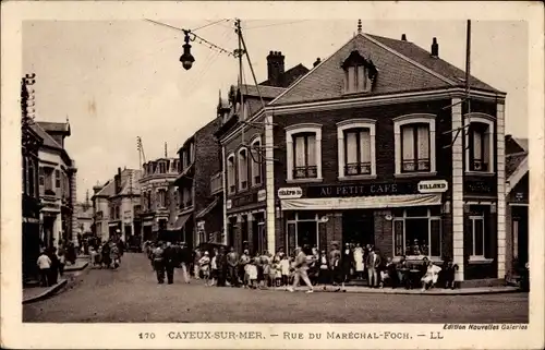 Ak Cayeux sur Mer Somme, Rue du Marechal Foch, Au Petit Café