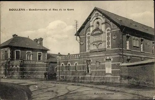 Ak Doullens Somme, Gendarmerie und Rue de la Gare