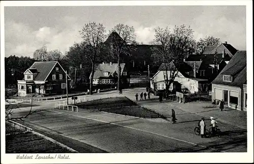 Ak Lensahn in Holstein, Blick auf einen Platz, Passanten, Häuser