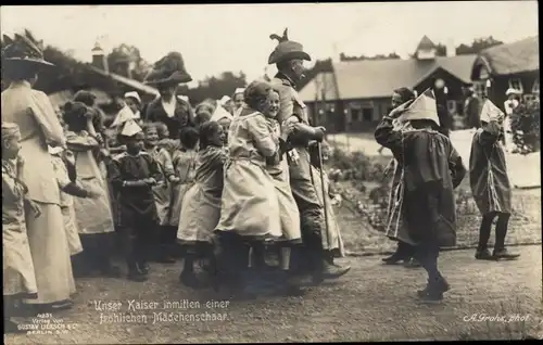 Ak Kaiser Wilhelm II inmitten fröhlicher Mädchenschaar, Besuch Kaiser Wilhelm Kinderheim Ahlbeck