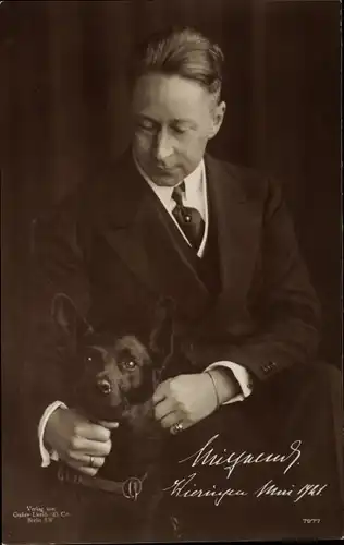 Ak Kronprinz Wilhelm von Preußen, Portrait im Anzug mit Hund, Exil in Wieringen 1921