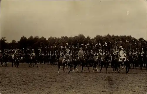 Foto Ak Krefeld am Niederrhein, Parade, Reiter, Soldaten in Aufstellung