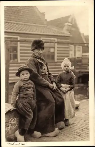 Ak Volendam Nordholland Niederlande, Kinder, Klederdrachten