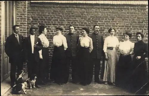 Foto Ak Paris Plage Pas de Calais, Gruppenbild, Hunde, Männer, Frauen