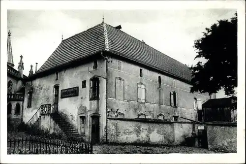 CPA Mattaincourt Vosges, Basilique Saint Pierre Fourier, le Presbytere du Saint et Puits du miracle 