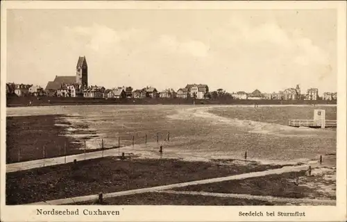 Ak Cuxhaven, Seedeich bei Sturmflut, Blick auf den Ort