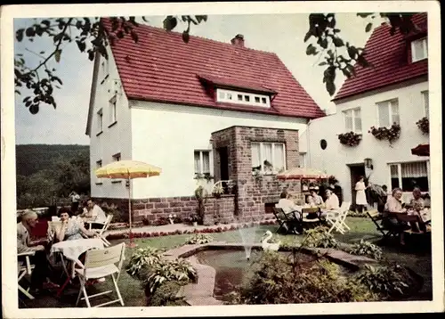 Ak Wehrden Beverungen an der Weser, Pension Kappler, Garten, Teich, Wasserspiel, Gäste