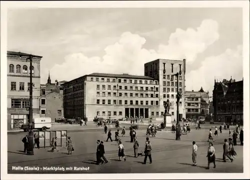 Ak Halle an der Saale, Marktplatz mit Ratshof, Passanten
