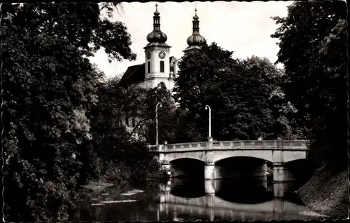 Ak Donaueschingen im Schwarzwald, Donaubrücke mit Stadtkirche