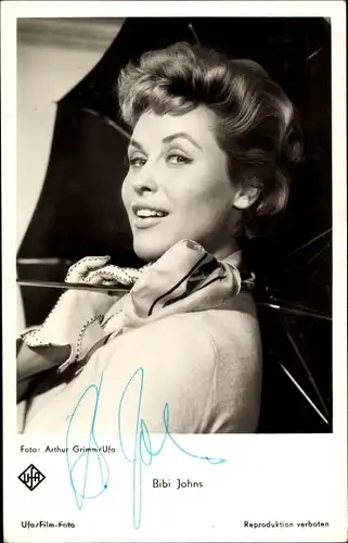 Ak Schauspielerin Bibi Johns, Portrait mit Schirm, Autogramm