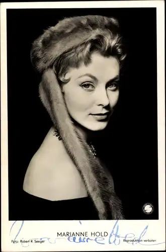 Ak Schauspielerin Marianne Hold, Autogramm, Portrait, Pelz
