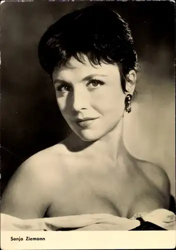 Ak Schauspielerin Sonja Ziemann, Portrait, Das Bad auf der Tenne