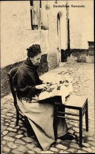 Ak Belgische Spitzenklöpplerin bei der Arbeit, Klöppelwerk