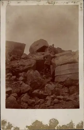 Foto Ak Deutsche Soldaten, Zerstörtes Gebäude, Ruine, I. WK