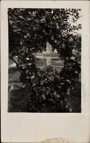 Foto Ak Grab eines gefallenen deutschen Soldaten, I. WK, Leonh. Sauer