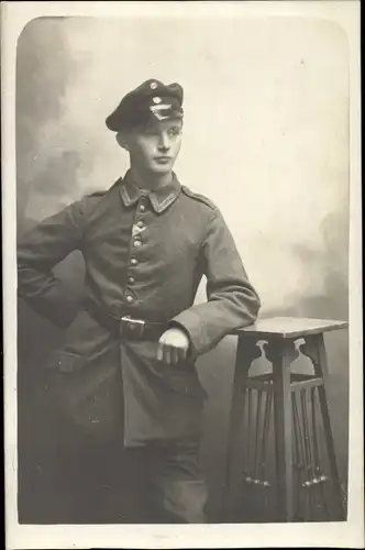 Foto Ak Portrait eines deutschen Soldaten in Uniform, 1917