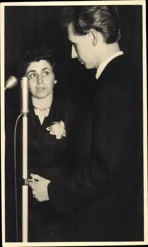 Foto Jürgen Kichtes bei der Ansage, Mikrofon, Unbekannte Persönlichkeit