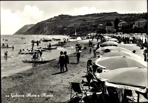 Ak Gabicce Mare Marche, Strandpartie, Strandleben, Sonnenschirme