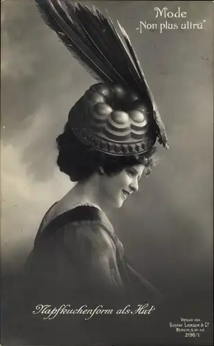 Ak Portrait einer Frau, Mode Non plus ultra, Napfkuchenform als Hut