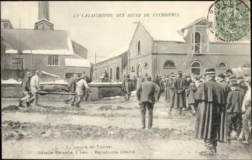 Ak Courrières Pas de Calais, La Catastrophe des Mines, Grubenunglück 1906, La remonte de Victimes