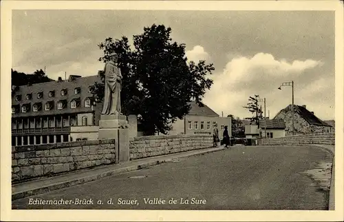 Ak Echternacherbrück in der Eifel, Sure Valley, Statue